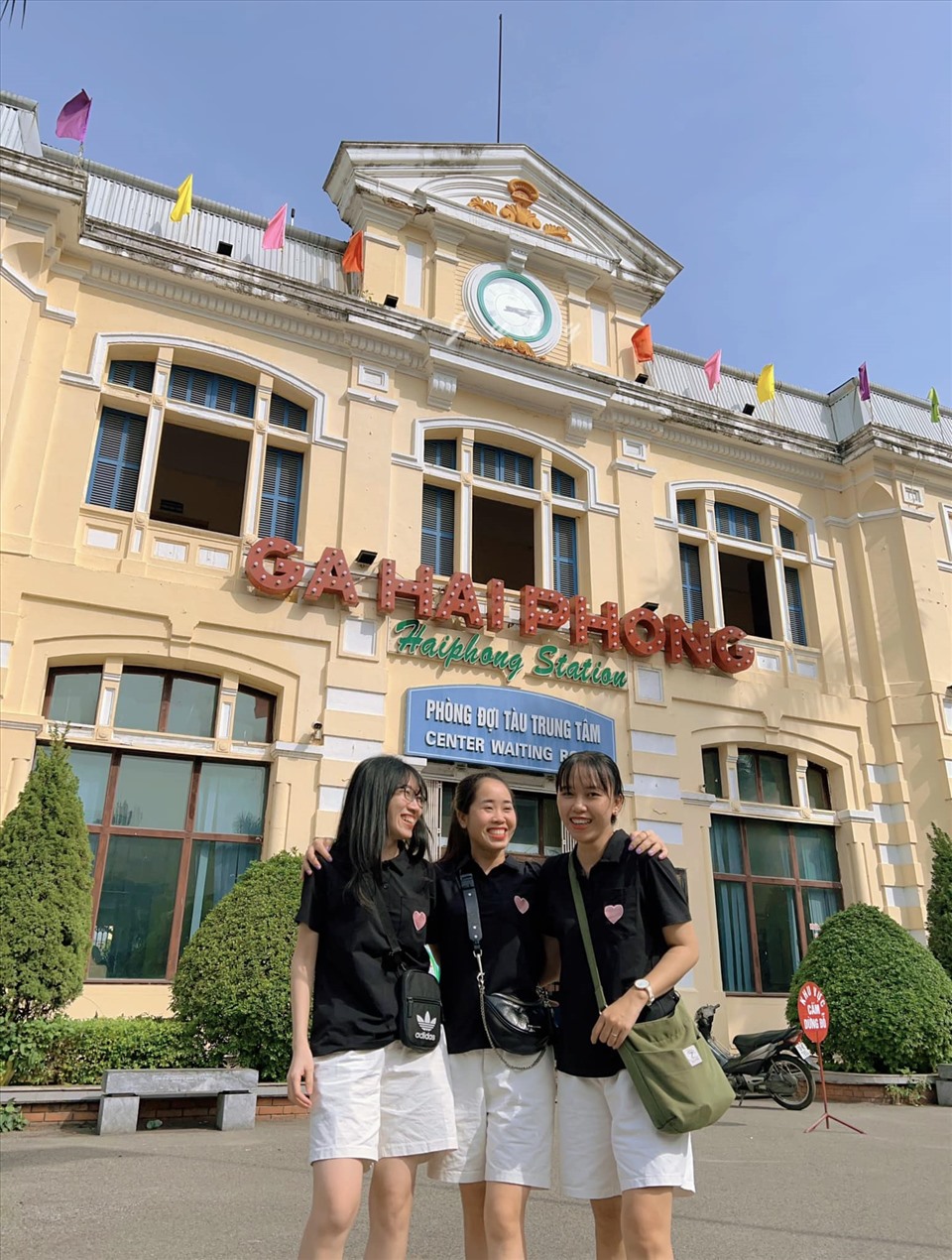 Nhiều du khách đi tàu đến Hải Phòng khám phá Food tour.