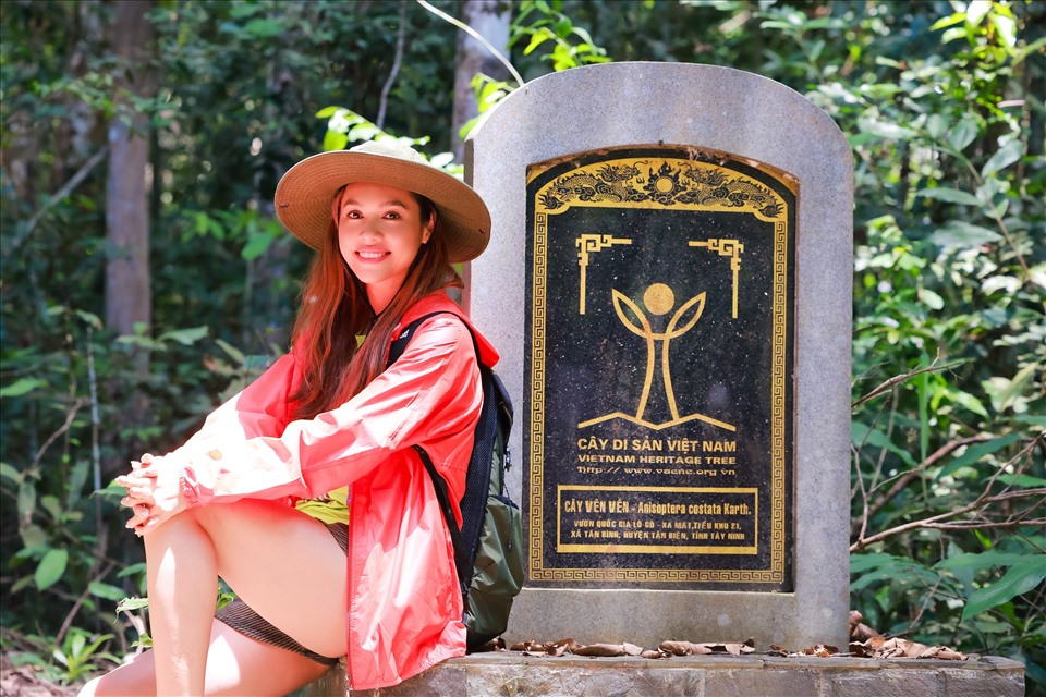 Trong hành trình của mình, Hoàng My cũng đến Vườn Quốc gia Lò Gò - Ma Xát - nơi bảo tồn nhiều cây gỗ, cây thuốc, chim, thú, cá quý hiếm.