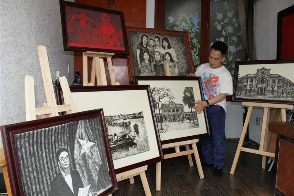 Nhấn vào ảnh để phóng to Anh Tuyến chia sẻ: “Tới đây, tôi dự định mở triển lãm tranh chủ đề “Hải Phòng xưa và nay“, trưng bày khoảng 30 tác phẩm về công trình, kiến trúc, địa danh nổi tiếng của Hải Phòng. Tôi cũng mong muốn mở được một phòng tranh chuyên vẽ chân dung bằng tóc, dạy nghề, tạo việc làm cho lao động khuyết tật có chung niềm đam mê hội hoạ. Từ đó, giúp họ có việc làm, thu nhập ổn định cuộc sống“. Ảnh: FBNV
