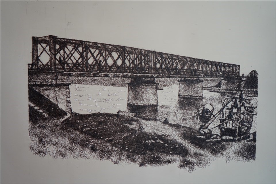 Nhấn vào ảnh để phóng to Những tác phẩm làm từ tóc không chỉ mang lại niềm vui, say mê cho anh Tuyến mà còn giúp anh trên con đường thiện nguyện. Nhiều tác phẩm anh Tuyến mang đi quyên góp, đấu giá tại các đêm nhạc, sự kiện thiện nguyện đóng góp phần nào cho Quỹ phát triển tài năng tạo mẫu tóc trẻ Việt Nam, xây dựng điểm trường ở vùng cao Hà Giang…