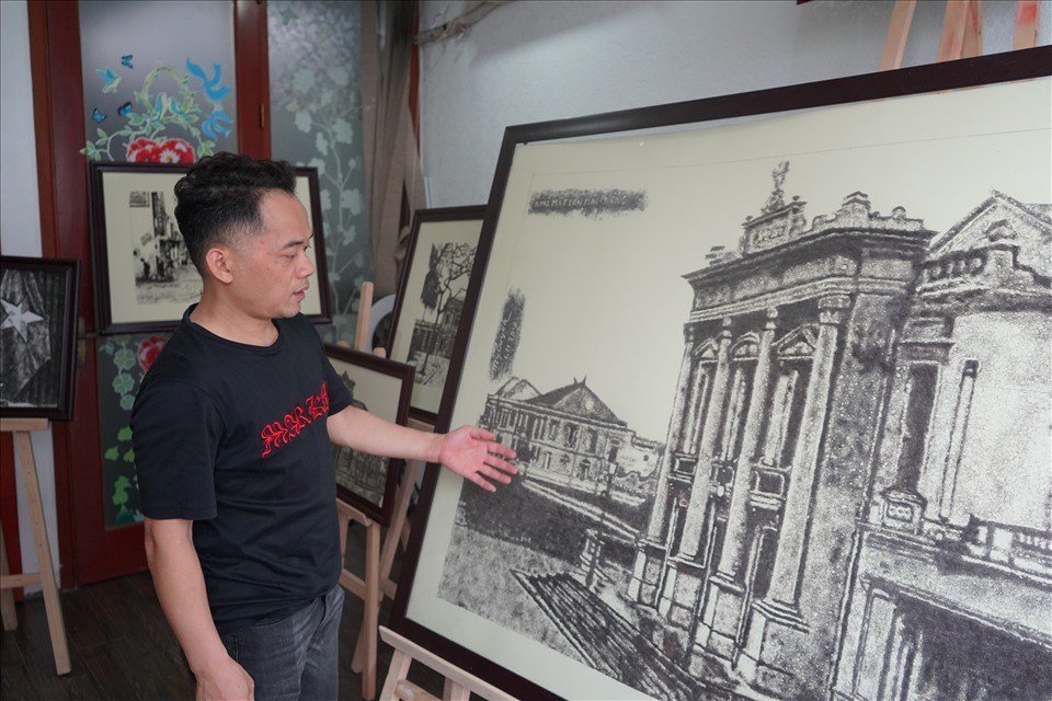 Nhấn vào ảnh để phóng to Hay như bức tranh vẽ Nhà hát thành phố Hải Phòng bằng tóc được anh Tuyến thực hiện trong suốt 3 tháng trời và hiện đang là bức tranh về Hải Phòng có kích thước lớn nhất trong phòng tranh của anh Tuyến. Ảnh: Mai Dung