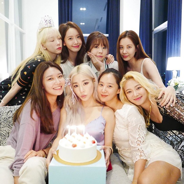 Bức ảnh sinh nhật của Tiffany (SNSD) với đầy đủ các thành viên trong nhóm. Ảnh: Instagram