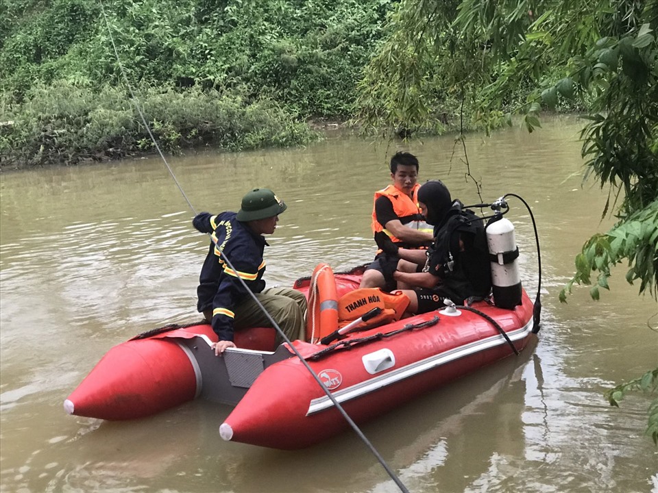 Lực lượng chức năng tìm kiếm nạn nhân bị đuối nước trên sông. Ảnh: CATH