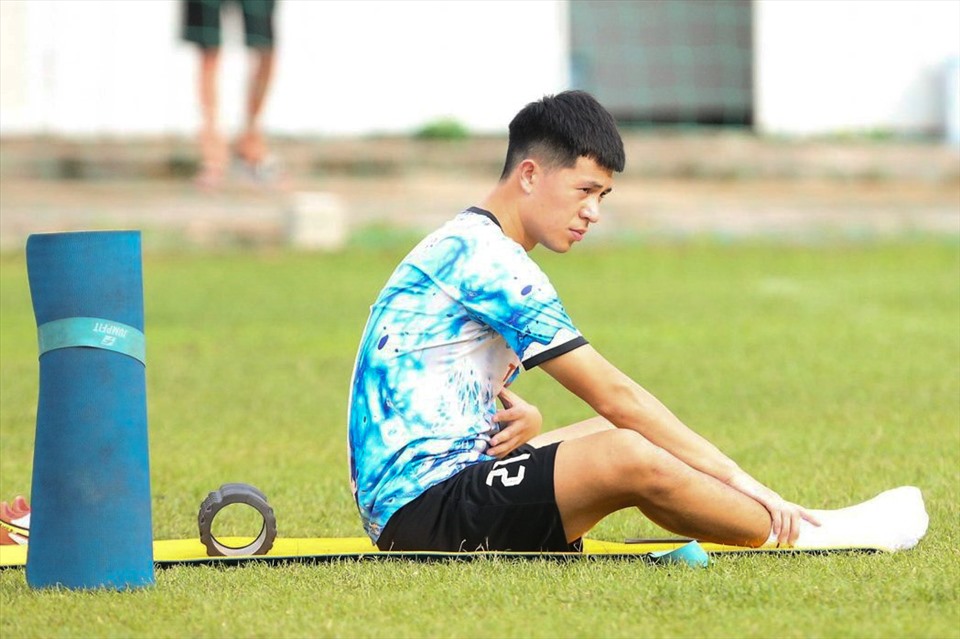 Trung vệ sinh năm 1997 tập riêng bên ngoài trong lúc Bình Định thực hiện các bài tập chiến thuật. Trước đó, Đình Trọng vừa ra sân trong trận hoà 1-1 của đội nhà trước Hoàng Anh Gia Lai.