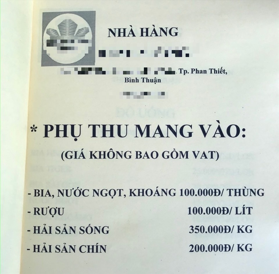 Giá phụ thu được niêm yết trong thực đơn nhà hàng. Ảnh: DT