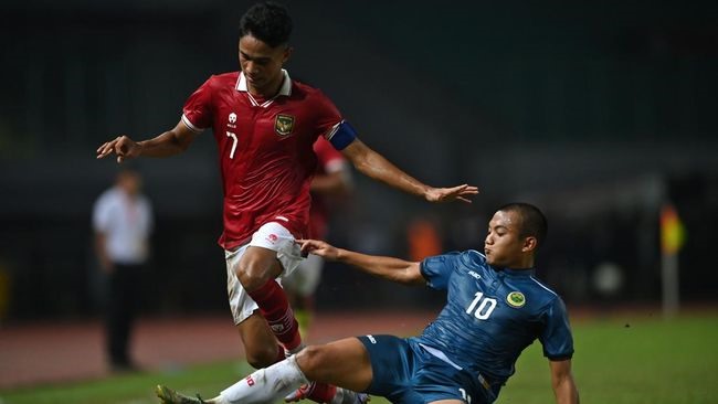 U19 Indonesia tích cực tấn công để tìm bàn thắng sớm trước U19 Thái Lan. Ảnh: CNN Indonesia
