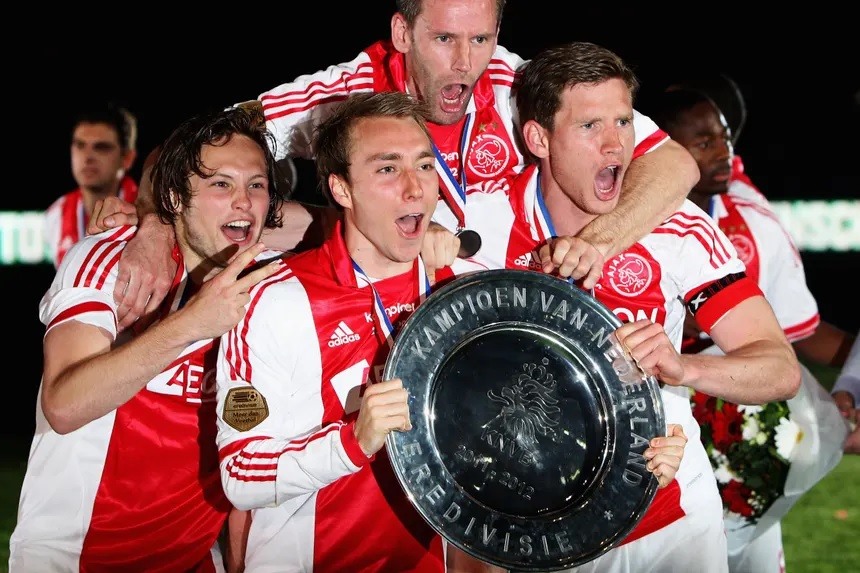 Eriksen và chức vô địch Hà Lan mùa giải 2011-12 cùng những cái tên có tiếng tăm khác như Blind hay Vertonghen. Ảnh: AFP
