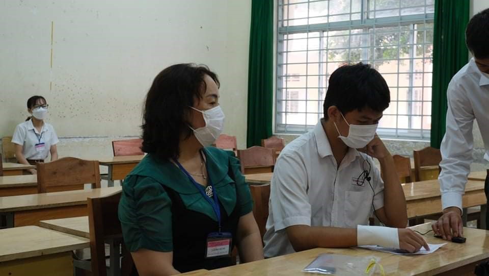 Thí sinh Tạ Quang Hùng (lớp 12a3, THPT Bùi Hữu Nghĩa) được bố trí một phòng thi riêng. Ảnh: Phong Linh