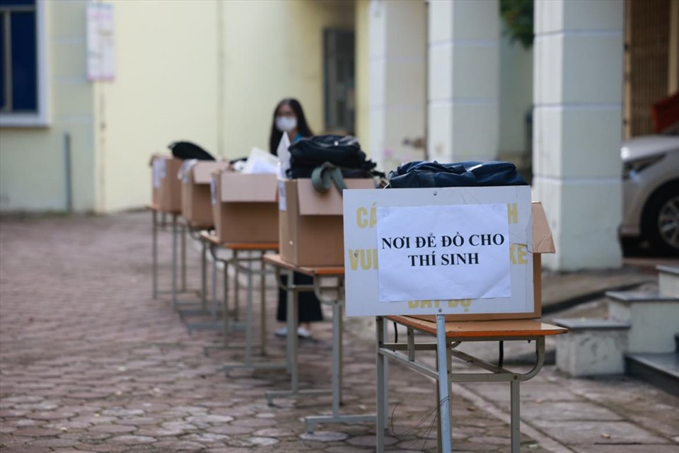 Điểm thi trường THPT Quang Trung (Hà Nội), nhiều thí sinh cũng đã có mặt từ sớm, nơi để đồ được bố trí các thùng carton cách phòng thi 25m theo đúng quy định.