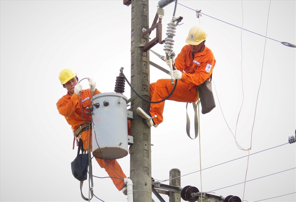 Nhân viên EVNSPC kiểm tra lưới điện bảo đảm cung cấp điện ổn định cho kỳ thi tốt nghiệp THPT 2022. Ảnh: EVNSPC cung cấp