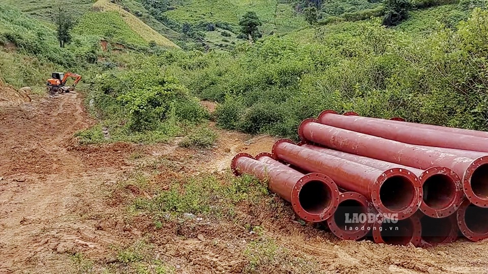 Theo ông Nguyễn Lệ Quế, hiện công ty đang tập trung câu đường ống qua mặt đập để lấy nguồn nước trên mặt nhằm giảm bớt độ đục của nguồn nước. Tuy nhiên, việc khắc phục sự cố chỉ là tạm thời.