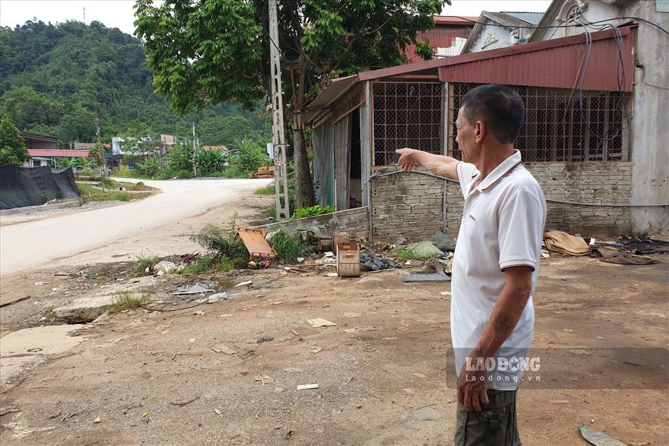 Ông Nguyễn Văn Long chỉ tay về phía vị trí khu đô thị Hồng Hà sắp sửa được xây dựng trên địa bàn huyện Văn Yên.