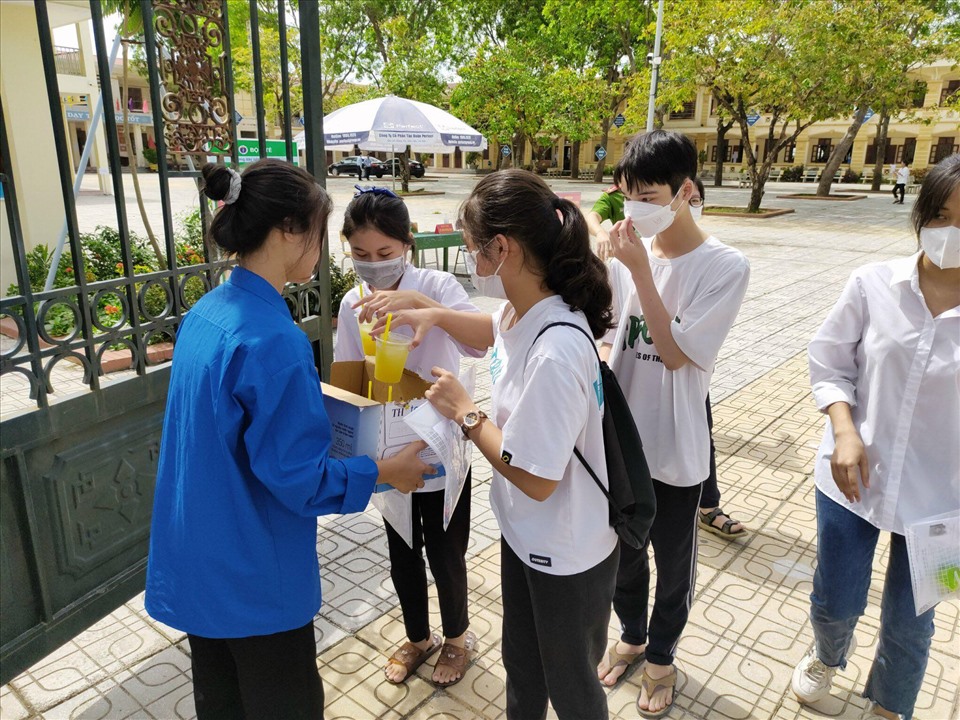 Tại Phú Xuyên, Hà Nội, các TNV sáng tạo mô hình Nước mía 0 đồng, hỗ trợ phụ huynh, thí sinh trong thời tiết có phần oi nóng.
