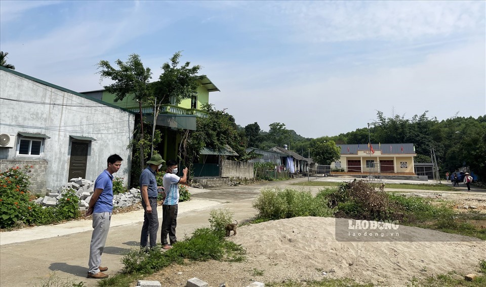 Người dân xã Nhữ Khê bức xúc trước việc đất công bị “âm thầm” bán cho tư nhân và đề nghị nếu đúng thì phải xử lý nghiêm.