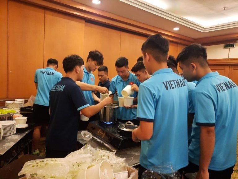 U19 Việt Nam được phục vụ phở bò trong bữa ăn sáng. Ảnh: VFF