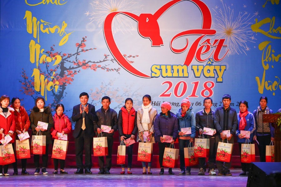 Chủ tịch Tổng LĐLĐVN Bùi Văn Cường trao quà cho CNLĐ tại chương trình “Tết sum vầy” 2018 tổ chức tại Hải Dương ngày 6.2.Ảnh: SƠN TÙNG