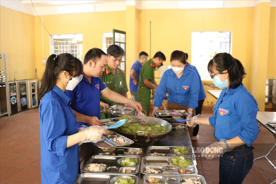Để các em tập trung vào việc ôn luyện và thi tốt nghiệp, đoàn thanh niên huyện Mù Cang Chải đã huy động nguồn kinh phí xã hội hóa cùng ngâm sách hoạt động tổ chức những bữa ăn miễn phí phục vụ các thi thi tốt nghiệp THPT.