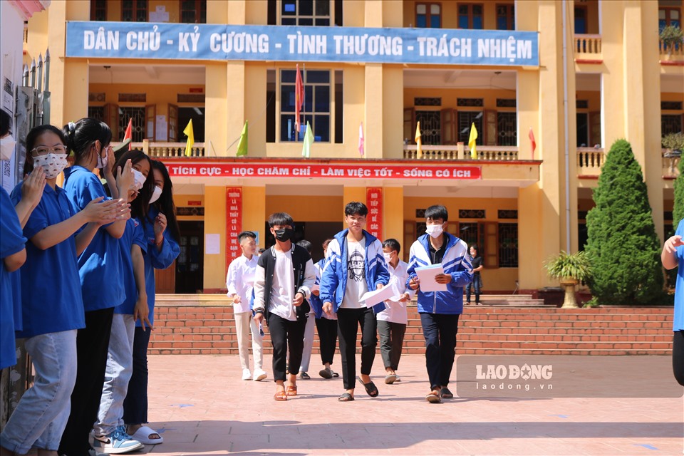 Tại huyện Mù Cang Chải, hơn 300 học sinh đến từ các điểm trường trên địa bàn đã tập trung ở 2 điểm thi trường THCS & THPT Púng Luông và trường THPT Mù Cang Chải.