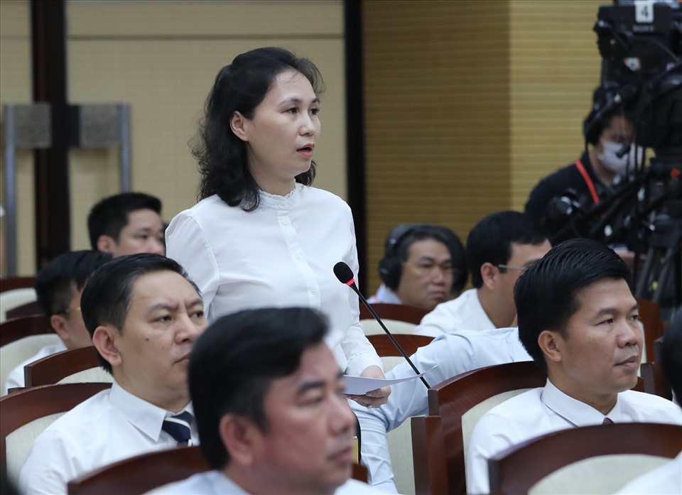 Chủ tịch UBND quận Hà Đông Cấn Thị Việt Hà trả lời chất vấn.