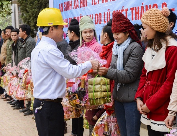 Ông Nguyễn Thanh Sơn Chủ tịch Công đoàn Công ty trao quà cho bà con.