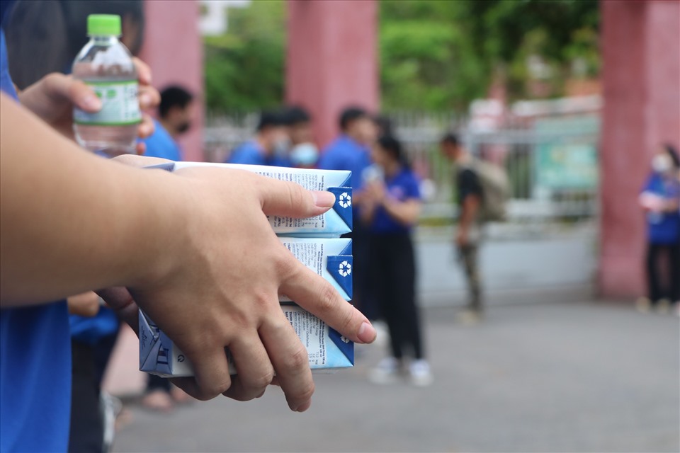 Lúc 9h15, các thanh niên tình nguyện đã cầm trên tay những hộp sữa, nước suối để tiếp sức cho các thí sinh sau 2 tiếng làm bài căng thẳng.