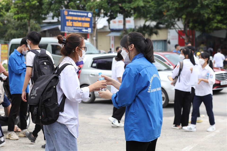 Thí sinh được tình nguyện viên chỉ dẫn và gửi lời chúc thi tốt. Ảnh: Trần Đéng