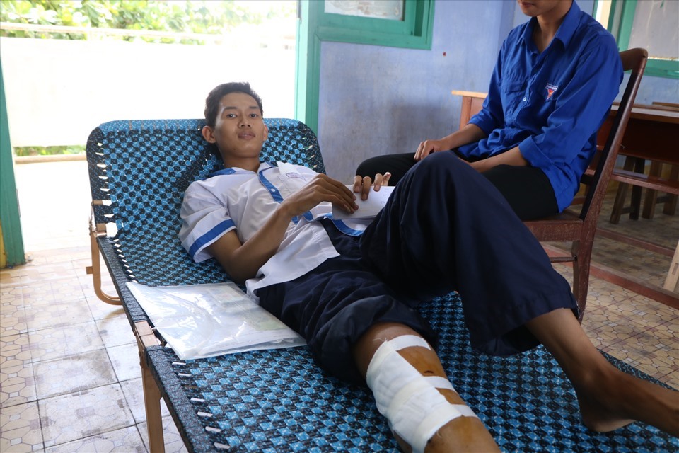 Thí sinh Ninh Thuận bị tai nạn nằm giường xếp đến điểm thi. Ảnh: Hữu Long