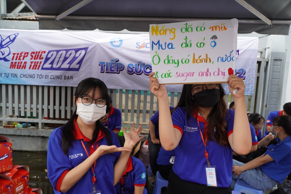 Tình nguyện viên Lưu Nguyễn Minh Châu - đội tình nguyện của Trường Đại học Quốc tế Hồng Bàng (HIU) cũng đã có mặt tại điểm thi Trường Trung học Thực hành Sài Gòn (TPHCM) để hỗ trợ thí sinh từ sáng sớm. Châu cho hay