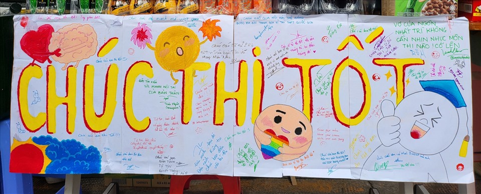 Một tấm biển “hand made” với hàng chục lời chúc đến sĩ tử thi tại điểm thi Trường Trung học Thực hành Sài Gòn (TPHCM).