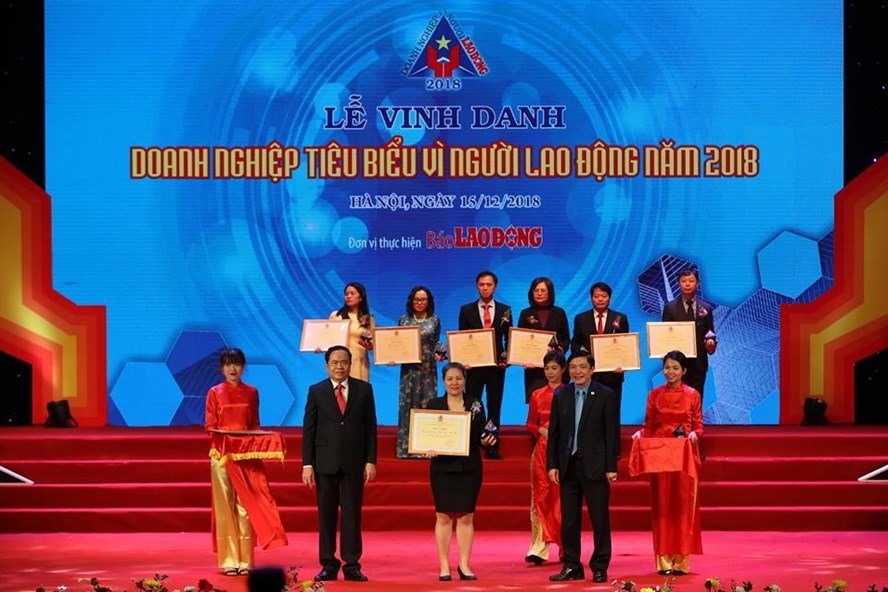 Ông Trần Thanh Mẫn – Bí thư Trung ương Đảng, Chủ tịch Ủy ban Trung ương Mặt trận Tổ quốc Việt Nam và ông Bùi Văn Cường – Ủy viên Trung ương Đảng, Chủ tịch Tổng LĐLĐVN trao bằng khen của Tổng LĐLĐVN cho các doanh nghiệp. Ảnh: Sơn Tùng
