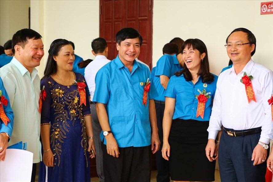 Ủy viên TƯ Đảng Chủ tịch Tổng LĐLĐVN Bùi Văn Cường (thứ 3 từ trái sang) giao lưu với các đại biểu tham dự hội nghị. Ảnh: Sơn Tùng