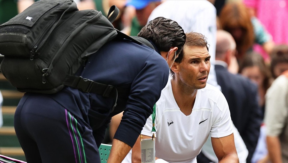 Nadal phải dùng đến thời gian y tế để kiểm tra chấn thương vùng bụng. Ảnh: Wimbledon