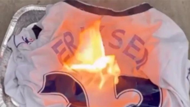 Hình ảnh cổ động viên Tottenham đốt áo đấu của Eriksen được lan truyền trên mạng xã hội. Ảnh chụp màn hình