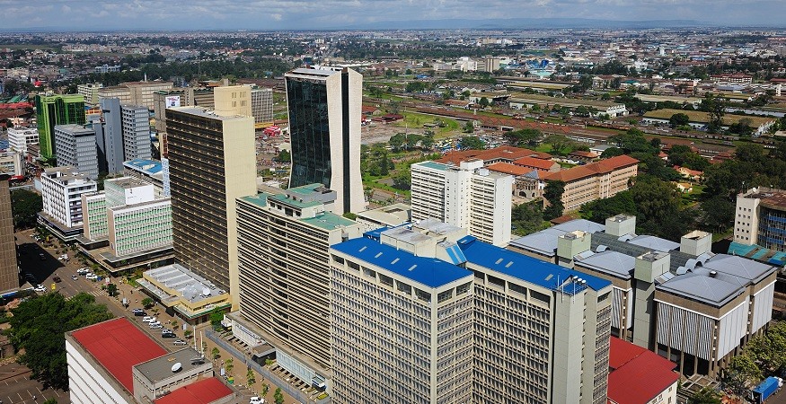 Nairobi là thủ đô của Kenya và cũng là thành phố lớn nhất quốc gia châu Phi này. Tên gọi“Nairobi” bắt nguồn từ cụm từ Maasai Enkare Nyirobi, có nghĩa là“nơi của nước mát“, nhưng nơi đây được biết đến nhiều hơn với cái tên “Thành phố xanh của mặt trời“.