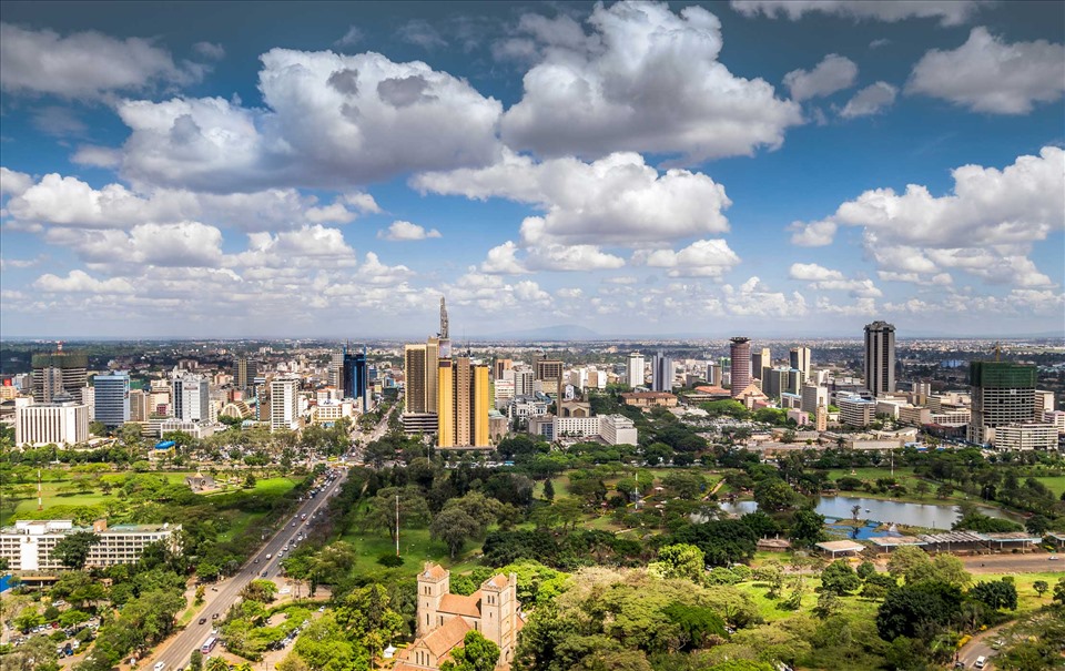 Thành phố được bao quanh bởi nhiều vùng ngoại ô, biệt thự tạo thành hạt Nairobi. Tổng diện tích nơi đây là 696 km2 và độ cao tương đối so với mặt nước biển là 1,66 km. - Ảnh: Wikipedia