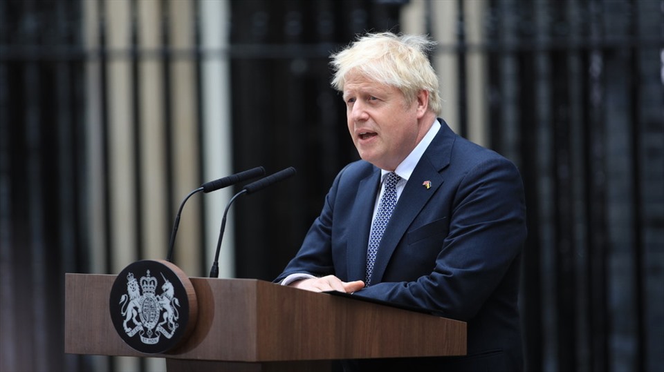 Thủ tướng Anh Boris Johnson thông báo từ chức hôm 7.7.2022 tại Số 10 Phố Downing. Ảnh: AFP