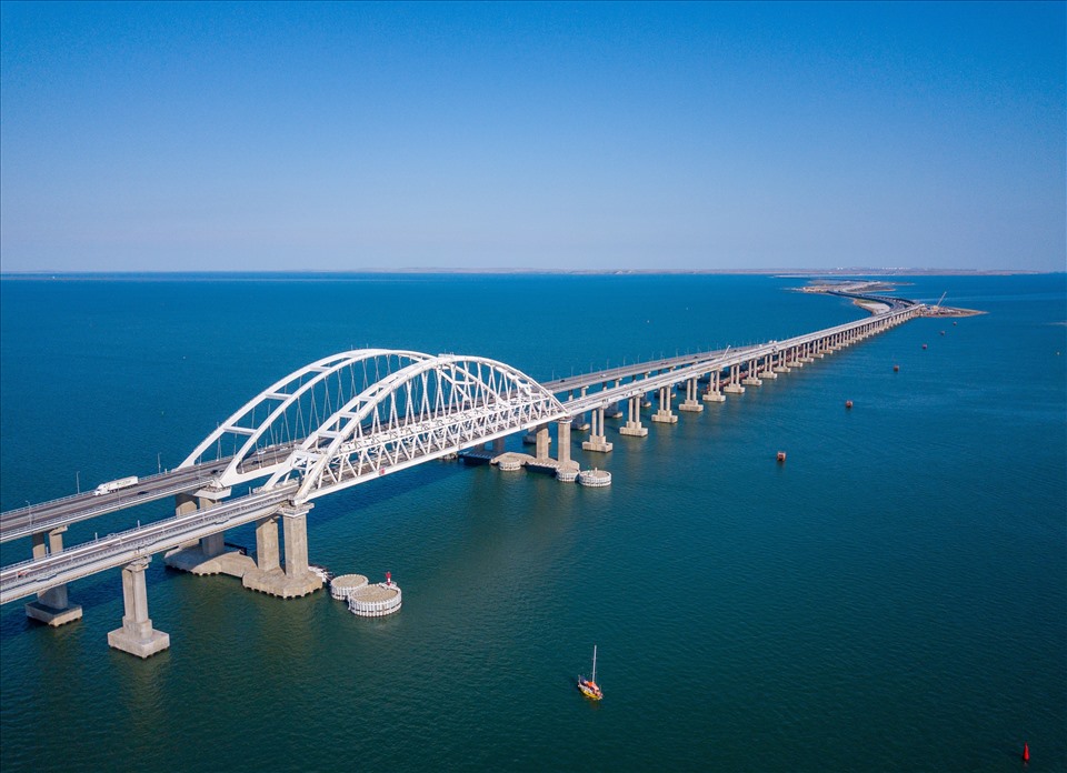 Cầu Crimea nối bán đảo Crimea với lục địa Nga. Ảnh: Wiki