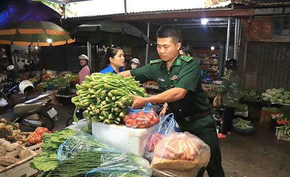 Chiến sĩ của Đồn biên phòng Cửa khẩu Chiềng Khương, huyện Sông Mã, tỉnh Sơn La đi chợ từ rất sớm