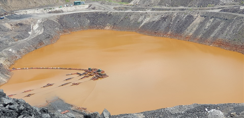 Nước thải mỏ tại moong than của Công ty CP than Núi Béo sẽ được dẫn về nhà máy xử lý nước thải của công ty ở gần đó để xử lý. Ảnh: Nguyễn Hùng