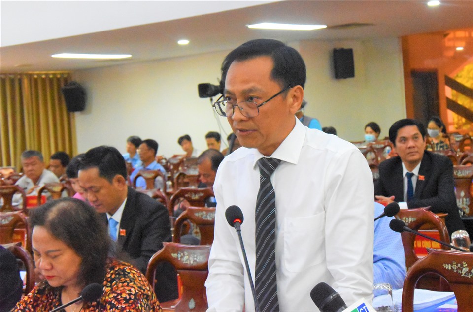 Ông Nguyễn Hoàng Tùng - Phó Giám đốc Sở GTVT TP.Cần Thơ - phát biểu tại kỳ họp thứ 6 của HĐND TP.Cần Thơ khóa X, nhiệm kỳ 2021 -2025. Ảnh: Th.N