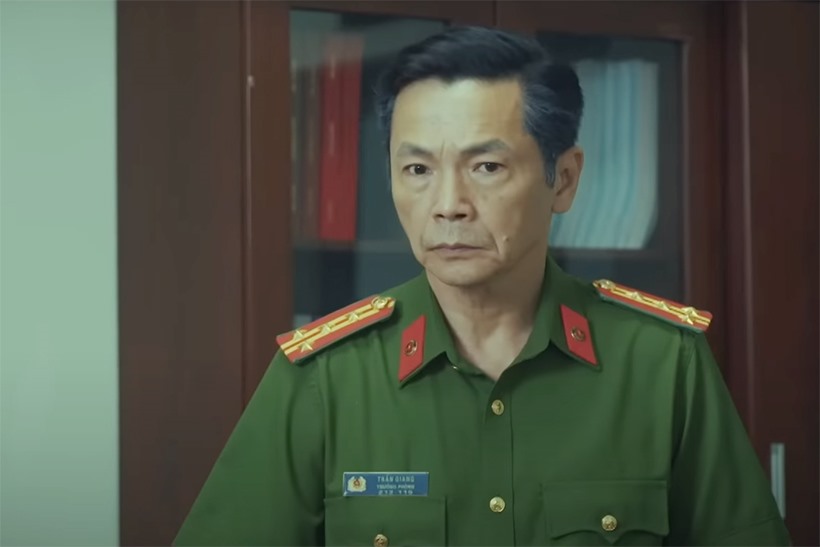 Sau vai bố Sơn trong phim “Về nhà đi con“, NSND Trung Anh thử sức với nhân vật hoàn toàn khác trong “Đấu trí“. Ảnh: VTV.