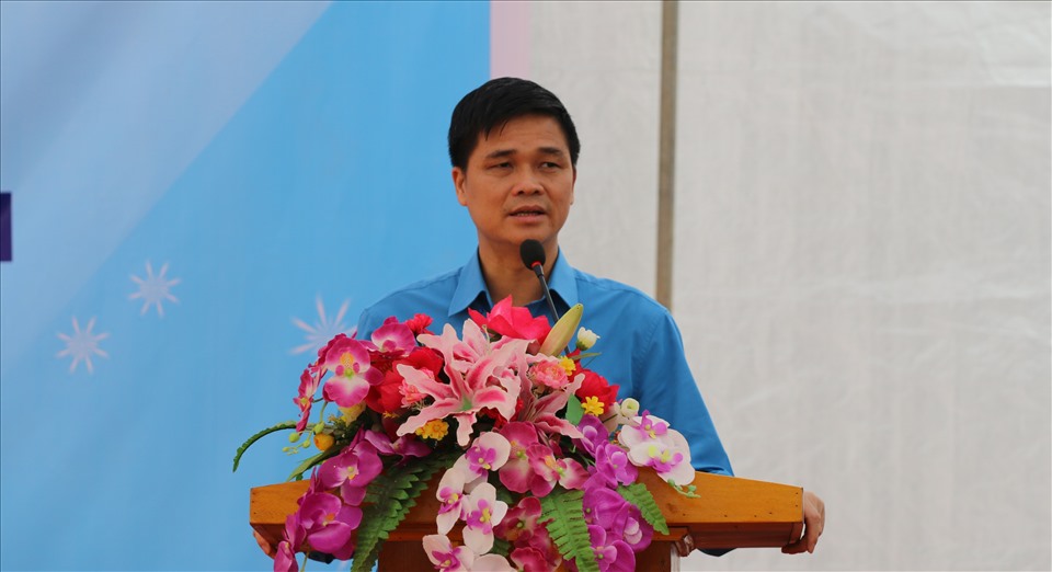 Đồng chí Ngọ Duy Hiểu – Phó Chủ tịch Tổng LĐLĐ Việt Nam gửi gắm những lời động viên đến thầy và trò nơi vùng cao Yên Bái.