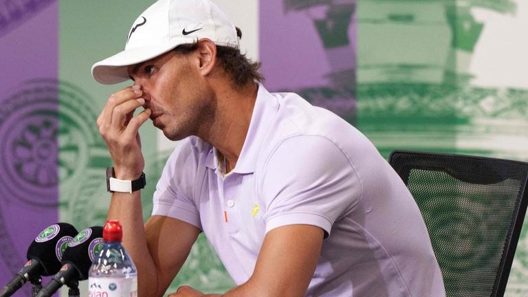 Rafael Nadal thông báo quyết định rút lui khỏi Wimbledon 2022 vì chấn thương. Ảnh: AFP