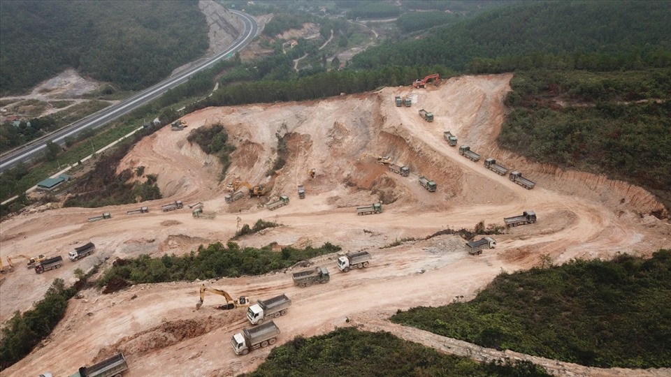 Khai thác đất tại một mỏ đất ngay cạnh cao tốc Hạ Long - Vân Đồn để san lấp mặt bằng. Ảnh: CTV