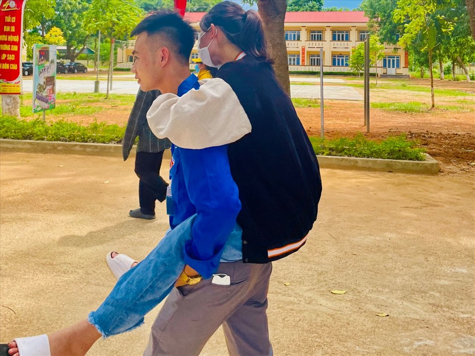 Một thí sinh bị gãy chân, không thể di chuyển, thanh niên tình nguyện Huyện Đoàn Tân Kỳ hỗ trợ em tới điểm thi, phòng thi. Ảnh: Minh Khuê