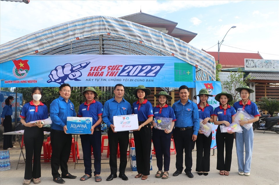 Toàn tỉnh Nghệ An có hơn 2.400 thanh niên tình nguyện tham gia Tiếp sức mùa thi tốt nghiệp THPT năm 2022. Ảnh: Minh Khuê