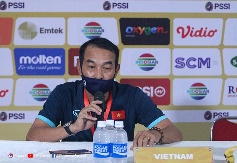 Huấn luyện viên Đinh Thế Nam có những sự tính toán nhân sự trước trận đấu với U19 Myanmar. Ảnh: VFF
