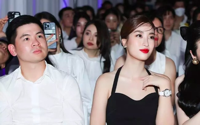 Hoa hậu Đỗ Mỹ Linh và Chủ tịch CLB Hà Nội ngồi cùng nhau tại một sự kiện. Ảnh: ST.