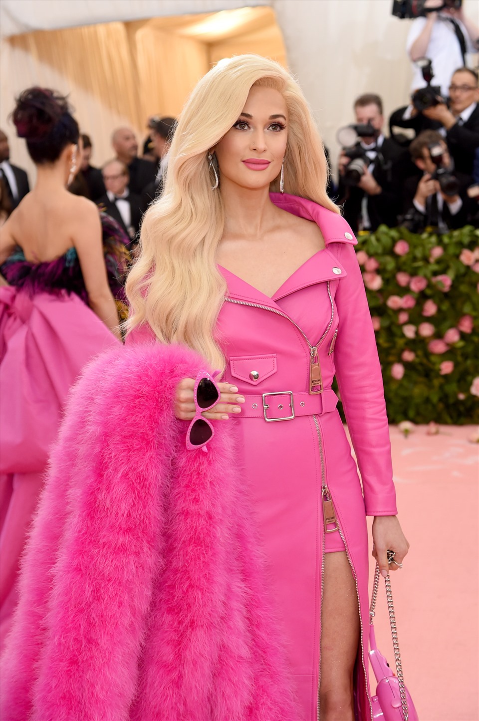 Kacey Musgraves cũng có một bộ trang phục Barbie mang tính biểu tượng tại Met Gala 2019: Váy hồng dài do Moschino (một thương hiệu rất Barbiecore) thiết kế cùng các phụ kiện khác được xem như một bản sao chính xác của búp bê Barbie x Moschino bán trong cửa hàng quà tặng vào thời điểm đó. Ảnh: AFP