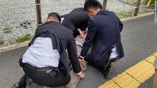Khoảnh khắc nghi phạm bắn ông Abe Shinzo bị khống chế trên mặt đất. Ảnh chụp màn hình